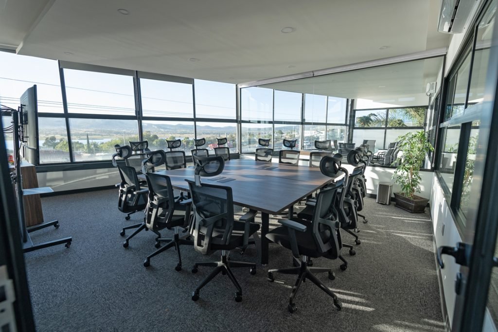 Sala de juntas ejecutiva con vista a la presa, parte de nuestras oficinas amplias y premium en la zona de PIQ y FINSA.